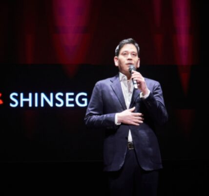 정용진 신세계그룹 회장이 2025년 2월 25일 '신세계 남산'에서 열린 신입사원 수료식에 참석해 직원들의 질문에 답변하고 있다./사진=신세계