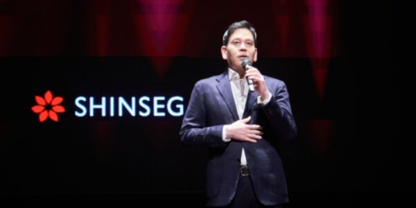 정용진 신세계그룹 회장이 2025년 2월 25일 '신세계 남산'에서 열린 신입사원 수료식에 참석해 직원들의 질문에 답변하고 있다./사진=신세계