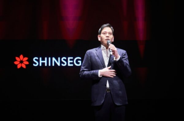 정용진 신세계그룹 회장이 2025년 2월 25일 '신세계 남산'에서 열린 신입사원 수료식에 참석해 직원들의 질문에 답변하고 있다./사진=신세계