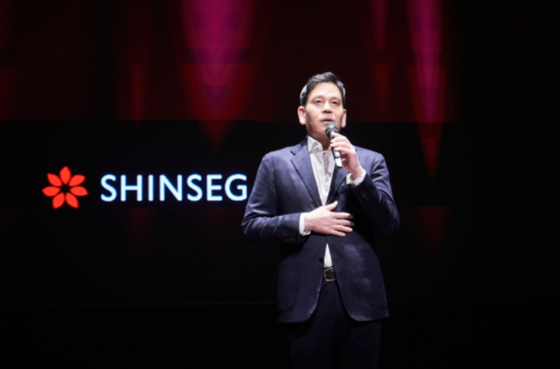 정용진 신세계그룹 회장이 2025년 2월 25일 '신세계 남산'에서 열린 신입사원 수료식에 참석해 직원들의 질문에 답변하고 있다./사진=신세계