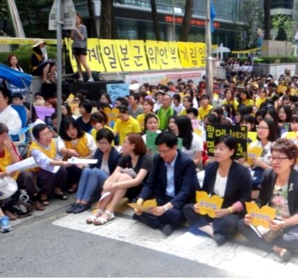 수요집회에 참석한 서영교 국회의원(전국여성위원회 위원장, 2015.8.12.)