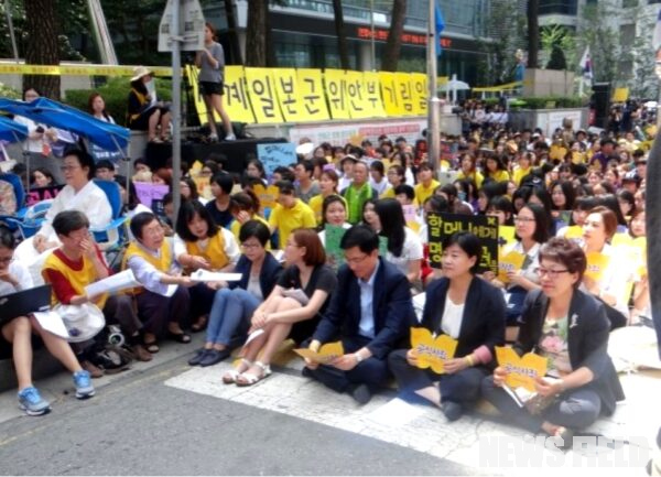 수요집회에 참석한 서영교 국회의원(전국여성위원회 위원장, 2015.8.12.)