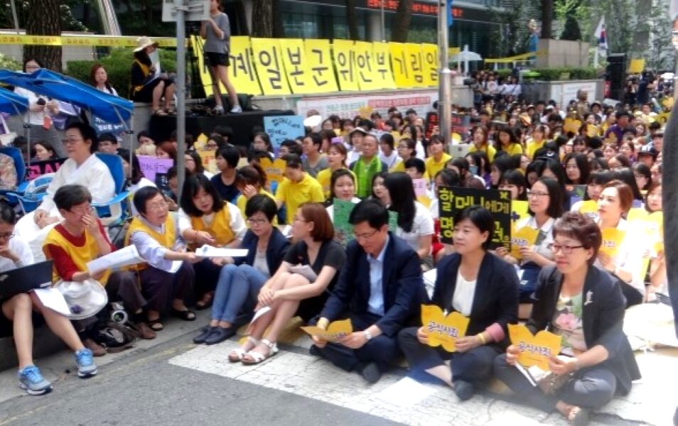 수요집회에 참석한 서영교 국회의원(전국여성위원회 위원장, 2015.8.12.)