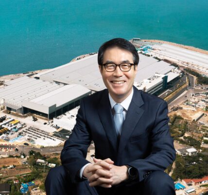 HD현대건설기계 울산캠퍼스 전경 및 최철곤 대표이사.