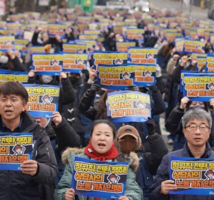 10일 오후 서울 청와대 사랑채 앞에서 열린 ‘국민건강보험고객센터 투쟁승리 결의대회’에서 김금영 지부장과 참가자들이 6년째 미뤄진 정규직 전환 약속 이행과 공단의 독소 조항 철회를 촉구하며 구호를 외치고 있다.