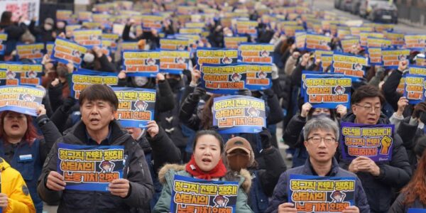 10일 오후 서울 청와대 사랑채 앞에서 열린 ‘국민건강보험고객센터 투쟁승리 결의대회’에서 김금영 지부장과 참가자들이 6년째 미뤄진 정규직 전환 약속 이행과 공단의 독소 조항 철회를 촉구하며 구호를 외치고 있다.