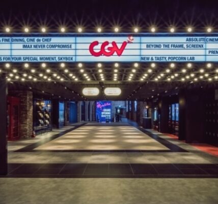 CJ CGV는 지난해 4분기 영업이익이 680억 원으로 전년 동기 대비 300.3% 급증하며 본업 회복을 입증했으나, 연간 1천428억 원대 순손실과 7천억 원 규모의 전환사채 상환 부담 등으로 재무 불확실성이 지속됐다. CGV는 자회사 씨제이올리브네트웍스 지분 담보 제공과 씨제이포디플렉스 신종자본증권 인수 등 자금 확충을 통해 유동성 위기 대응에 나섰다.