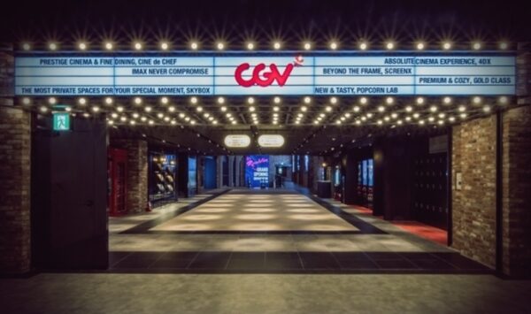 CJ CGV는 지난해 4분기 영업이익이 680억 원으로 전년 동기 대비 300.3% 급증하며 본업 회복을 입증했으나, 연간 1천428억 원대 순손실과 7천억 원 규모의 전환사채 상환 부담 등으로 재무 불확실성이 지속됐다. CGV는 자회사 씨제이올리브네트웍스 지분 담보 제공과 씨제이포디플렉스 신종자본증권 인수 등 자금 확충을 통해 유동성 위기 대응에 나섰다.