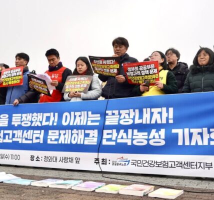 11일 오전 서울 청와대 분수대 앞에서 열린 '국민건강보험고객센터 정규직 전환 약속 이행 촉구 기자회견'에서 김금영 지부장(가운데)이 무기한 단식 돌입을 선언하며 구호를 외치고 있다.