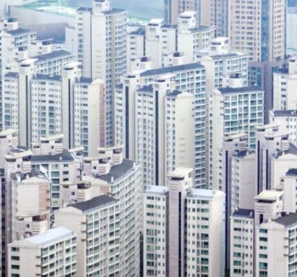 더불어민주당은 서울과 경기의 집값 격차가 역대 최대인 9.5억 원에 달하는 상황을 지적하며 서울의 부 집중 해소를 부동산 안정의 핵심으로 꼽았다.