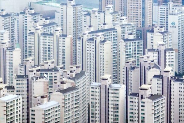 더불어민주당은 서울과 경기의 집값 격차가 역대 최대인 9.5억 원에 달하는 상황을 지적하며 서울의 부 집중 해소를 부동산 안정의 핵심으로 꼽았다.