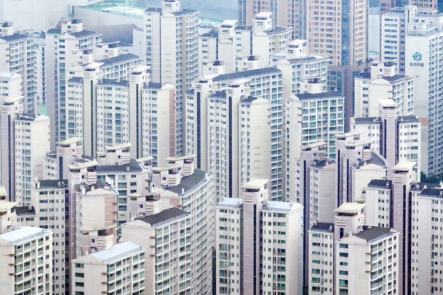 더불어민주당은 서울과 경기의 집값 격차가 역대 최대인 9.5억 원에 달하는 상황을 지적하며 서울의 부 집중 해소를 부동산 안정의 핵심으로 꼽았다.