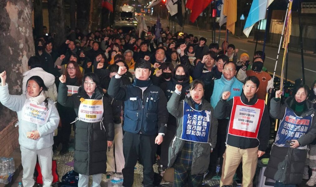 20일 오후 청와대 앞 분수대 광장에서 6개 투쟁 사업장 노동자들이 공동투쟁 문화제를 열고, 정규직 전환 및 고용 승계 등 정부의 실질적인 대책 마련을 촉구하는 피켓을 들어 보이고 있다.
