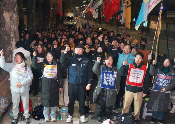 20일 오후 청와대 앞 분수대 광장에서 6개 투쟁 사업장 노동자들이 공동투쟁 문화제를 열고, 정규직 전환 및 고용 승계 등 정부의 실질적인 대책 마련을 촉구하는 피켓을 들어 보이고 있다.