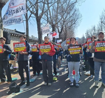 국민건강보험고객센터지부는 21일 청와대 앞 결의대회에서 6년 전 약속된 소속 기관 전환의 즉각적인 이행과 대통령의 책임 있는 답변을 촉구했다.