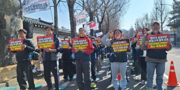 국민건강보험고객센터지부는 21일 청와대 앞 결의대회에서 6년 전 약속된 소속 기관 전환의 즉각적인 이행과 대통령의 책임 있는 답변을 촉구했다.