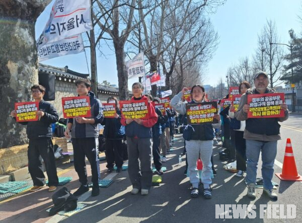 국민건강보험고객센터지부는 21일 청와대 앞 결의대회에서 6년 전 약속된 소속 기관 전환의 즉각적인 이행과 대통령의 책임 있는 답변을 촉구했다.
