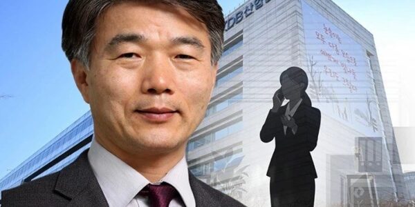 이재명 대통령의 중앙대 법대 동문인 박상진 산업은행장이 직장 내 괴롭힘 피해 신고자에게 직접 연락해 가해자를 두둔한 정황이 드러나며 거취 논란에 휩싸였다. 조사 중인 사안에 경영진이 개입한 행위가 절차적 중립성과 신고자 보호 원칙을 훼손했다는 비판 속에, 이번 사태는 대통령 인사 부담으로까지 확산되고 있다.(그래픽=뉴스필드)