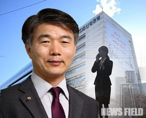 이재명 대통령의 중앙대 법대 동문인 박상진 산업은행장이 직장 내 괴롭힘 피해 신고자에게 직접 연락해 가해자를 두둔한 정황이 드러나며 거취 논란에 휩싸였다.조사 중인 사안에 경영진이 개입한 행위가 절차적 중립성과 신고자 보호 원칙을 훼손했다는 비판 속에, 이번 사태는 대통령 인사 부담으로까지 확산되고 있다.(그래픽=뉴스필드)