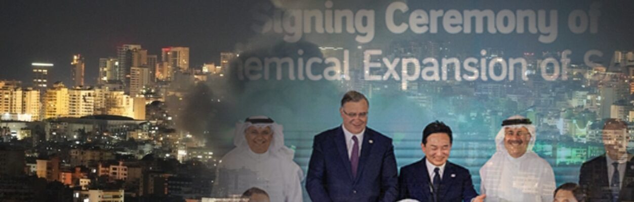 사진은 (위) 미국과 이스라엘이 시작한 중동 전쟁으로 공격을 당한 레바논의 수도 베이루트 (아래) 지난 2023년 6월(현지시간) 사우디 아람코 본사에서 당시, 원희룡 국토교통부 장관(윗줄 가운데)을 비롯해 윤영준 현대건설 사장, 압둘카림 알 감디(Abdulkarim Al Ghamdi) 아람코 부사장, 프랑수아 굿(François Good) 토탈에너지 부사장(아랫줄 오른쪽부터)이 참석한 가운데 아미랄 프로젝트 계약 서명식을 진행하고 있는 모습.