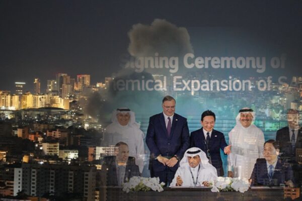 사진은 (위) 미국과 이스라엘이 시작한 중동 전쟁으로 공격을 당한 레바논의 수도 베이루트 (아래) 지난 2023년 6월(현지시간) 사우디 아람코 본사에서 당시, 원희룡 국토교통부 장관(윗줄 가운데)을 비롯해 윤영준 현대건설 사장, 압둘카림 알 감디(Abdulkarim Al Ghamdi) 아람코 부사장, 프랑수아 굿(François Good) 토탈에너지 부사장(아랫줄 오른쪽부터)이 참석한 가운데 아미랄 프로젝트 계약 서명식을 진행하고 있는 모습.