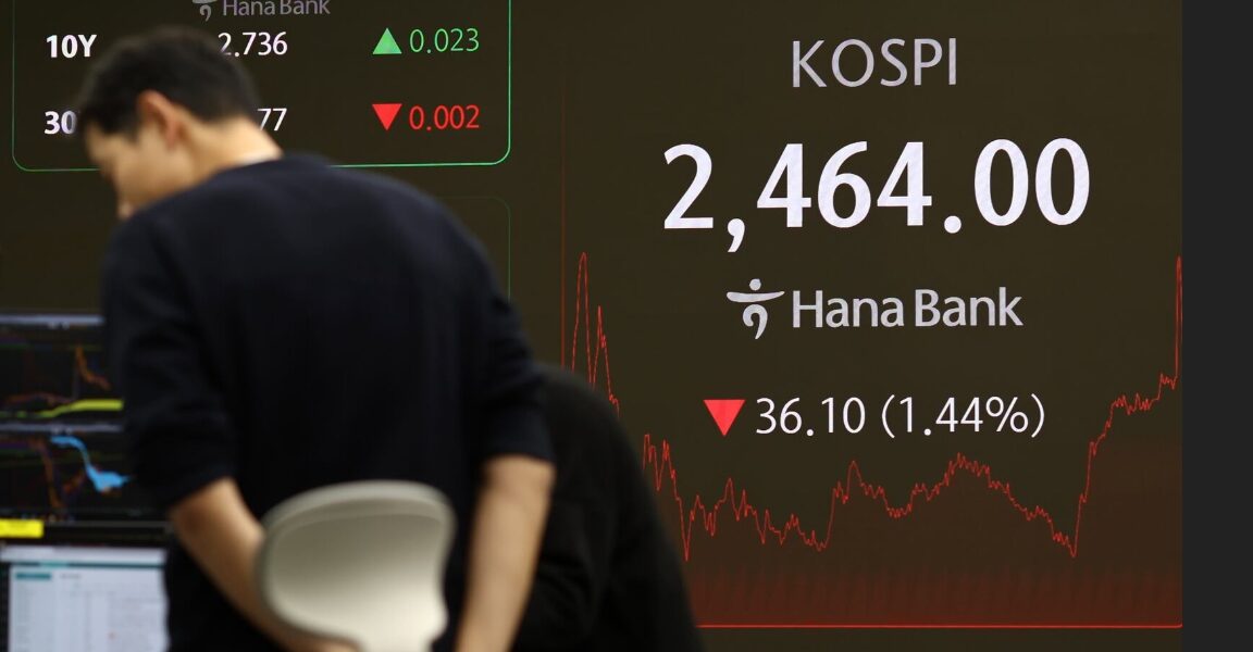코스피가 36.10p(1.44%) 내린 2,464.00에 장을 종료한 2024년 12월 4일 오후 서울 하나은행 본점 딜링룸에서 딜러가 업무를 보고 있다.