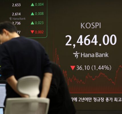 코스피가 36.10p(1.44%) 내린 2,464.00에 장을 종료한 2024년 12월 4일 오후 서울 하나은행 본점 딜링룸에서 딜러가 업무를 보고 있다.