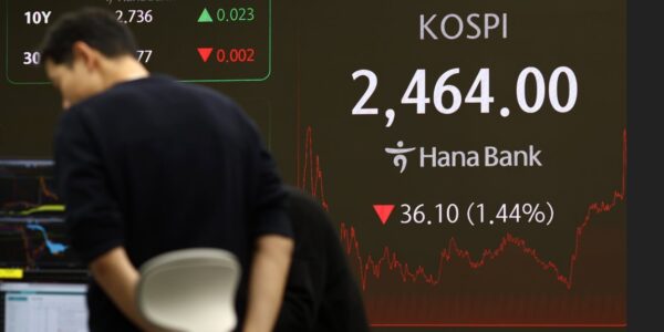 코스피가 36.10p(1.44%) 내린 2,464.00에 장을 종료한 2024년 12월 4일 오후 서울 하나은행 본점 딜링룸에서 딜러가 업무를 보고 있다.