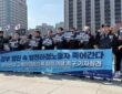 10일 오전 서울 종로구 정부서울청사 앞에서 공공운수노조 발전비정규직연대 조합원들이 정부를 향해 '고용안전 협의체 합의 이행'과 '석탄화력 노동자 총고용 보장'을 촉구하는 구호를 외치고 있다.