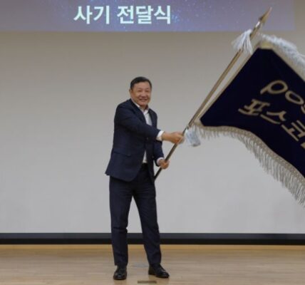 정덕균 포스코DX 전 사장이 재임 시절인 2023년 3월 30일 비전선포식에서 직원대표들로부터 사기를 전달받아 힘차게 흔들고 있다. 사진=포스코DX 제공