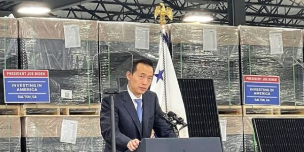 김동관 한화그룹 부회장이 한화솔루션 태양광 모듈 공장에서 미국 최대 태양광 밸류체인 프로젝트 ‘솔라 허브’에 대해 설명하고 있다. 사진=한화솔루션.