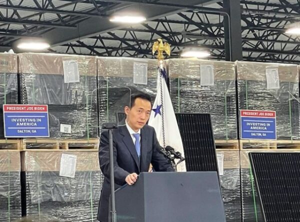 김동관 한화그룹 부회장이 한화솔루션 태양광 모듈 공장에서 미국 최대 태양광 밸류체인 프로젝트 ‘솔라 허브’에 대해 설명하고 있다. 사진=한화솔루션.