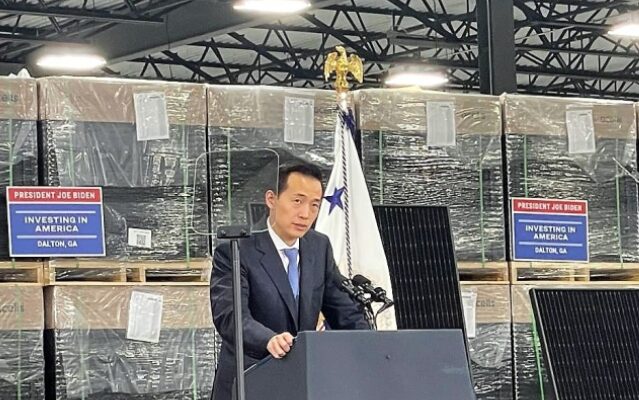 김동관 한화그룹 부회장이 한화솔루션 태양광 모듈 공장에서 미국 최대 태양광 밸류체인 프로젝트 ‘솔라 허브’에 대해 설명하고 있다. 사진=한화솔루션.