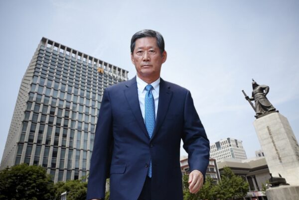 현대해상 광화문 사옥과 정몽윤 현대해상 회장. 그래픽=뉴스필드