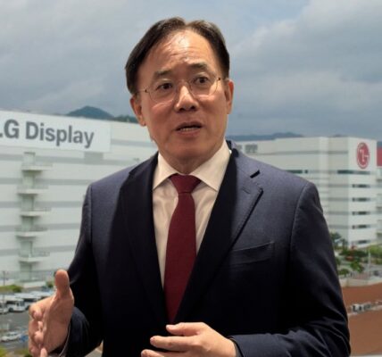 정철동 LG디스플레이 대표이사 사장과 LG디스플레이 구미사업장 전경. 그래픽=뉴스필드