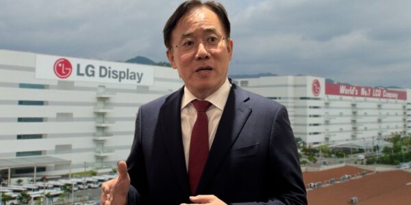 정철동 LG디스플레이 대표이사 사장과 LG디스플레이 구미사업장 전경. 그래픽=뉴스필드