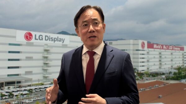 정철동 LG디스플레이 대표이사 사장과 LG디스플레이 구미사업장 전경. 그래픽=뉴스필드