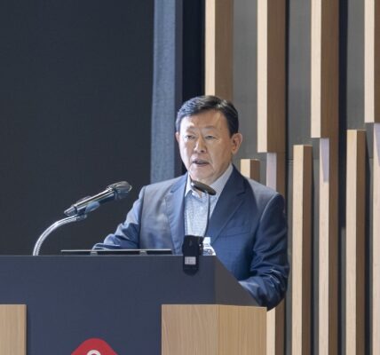 신동빈 롯데그룹 회장이 2025년 7월 1박2일 일정으로 롯데인재개발원 오산캠퍼스에서 진행된 '2025 하반기 VCM'을 주재하고 있다. 사진=롯데지주 제공.