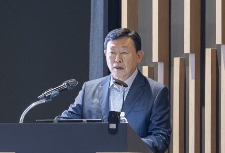 신동빈 롯데그룹 회장이 2025년 7월 1박2일 일정으로 롯데인재개발원 오산캠퍼스에서 진행된 '2025 하반기 VCM'을 주재하고 있다. 사진=롯데지주 제공.