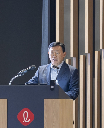 신동빈 롯데그룹 회장이 2025년 7월 1박2일 일정으로 롯데인재개발원 오산캠퍼스에서 진행된 '2025 하반기 VCM'을 주재하고 있다. 사진=롯데지주 제공.