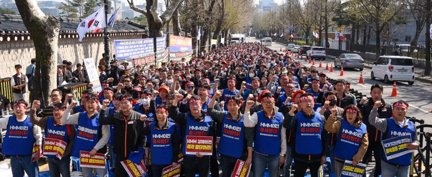 2일 오후 서울 청와대 앞 광장에서 열린 '부산 강제 이전 저지 HMM지부 총력투쟁 결의대회'에서 조합원들이 '강제 이전', '경영 자율성 침해' 등이 적힌 천을 찢는 퍼포먼스를 하며 구호를 외치고 있다. 이날 집회에는 전체 조합원의 82%인 638명이 참석해 본사 이전 반대 의사를 분명히 했다.