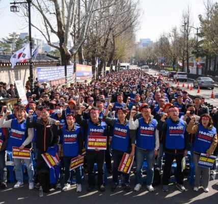 2일 오후 서울 청와대 앞 광장에서 열린 '부산 강제 이전 저지 HMM지부 총력투쟁 결의대회'에서 조합원들이 '강제 이전', '경영 자율성 침해' 등이 적힌 천을 찢는 퍼포먼스를 하며 구호를 외치고 있다. 이날 집회에는 전체 조합원의 82%인 638명이 참석해 본사 이전 반대 의사를 분명히 했다.