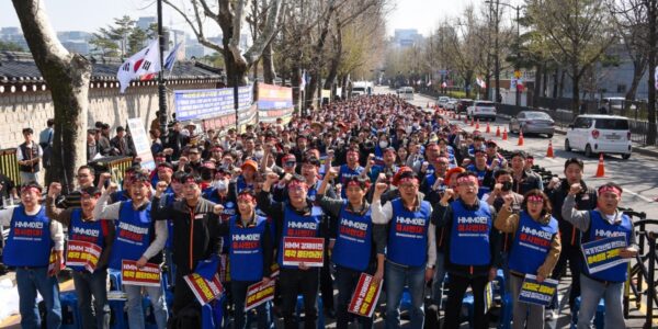 2일 오후 서울 청와대 앞 광장에서 열린 '부산 강제 이전 저지 HMM지부 총력투쟁 결의대회'에서 조합원들이 '강제 이전', '경영 자율성 침해' 등이 적힌 천을 찢는 퍼포먼스를 하며 구호를 외치고 있다. 이날 집회에는 전체 조합원의 82%인 638명이 참석해 본사 이전 반대 의사를 분명히 했다.