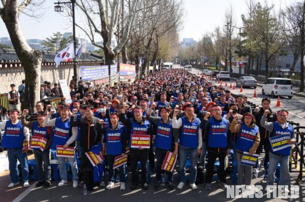2일 오후 서울 청와대 앞 광장에서 열린 '부산 강제 이전 저지 HMM지부 총력투쟁 결의대회'에서 조합원들이 '강제 이전', '경영 자율성 침해' 등이 적힌 천을 찢는 퍼포먼스를 하며 구호를 외치고 있다. 이날 집회에는 전체 조합원의 82%인 638명이 참석해 본사 이전 반대 의사를 분명히 했다.