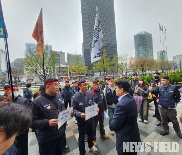 한화그룹 노동조합협의회 소속 노동자들이 10일 서울 도심에서 기자회견을 열고, 임금·성과급·복지 개선 등 공동요구안 수용을 촉구하며 그룹 측 관계자에게 입장을 전달하고 있다.