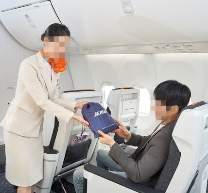 제주항공 객실승무원이 비즈니스 라이트 좌석 승객에게 서비스를 제공하고 있다. 해당 사진은 기사와 무관. 사진=제주항공.