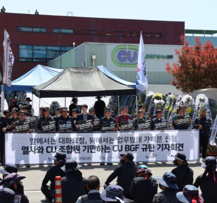 24일 오전 경남 진주 CU 물류센터 앞에서 공공운수노조 화물연대본부 관계자들이 BGF리테일의 이중적 태도를 규탄하며 구호를 외치고 있다. 이들은 사측에 성실 교섭과 화물노동자의 생존권 보장을 요구했다.