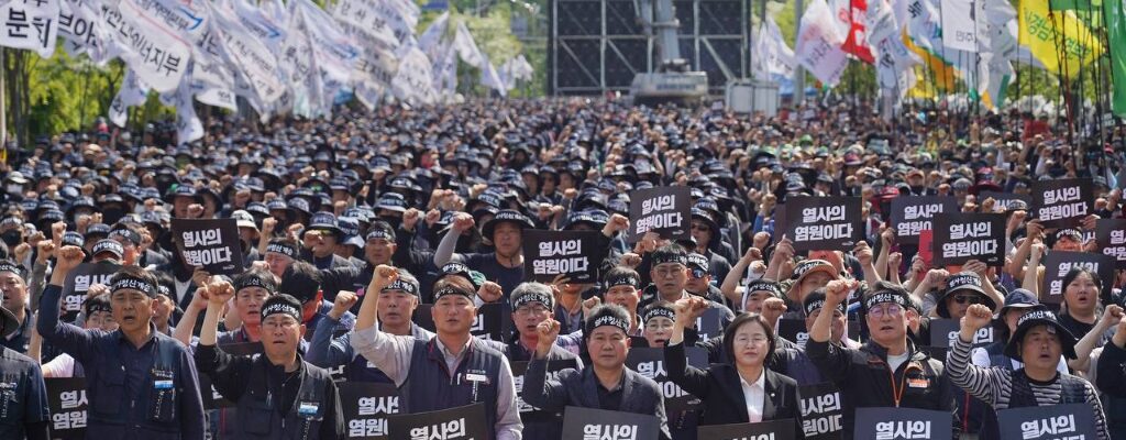 25일 오후 경남 진주 CU 물류센터 앞에서 열린 '화물연대 총력결의대회'에서 참석자들이 사망한 조합원을 추모하며 구호를 외치고 있다.