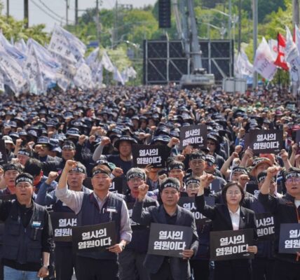 25일 오후 경남 진주 CU 물류센터 앞에서 열린 '화물연대 총력결의대회'에서 참석자들이 사망한 조합원을 추모하며 구호를 외치고 있다.
