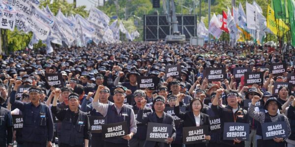 25일 오후 경남 진주 CU 물류센터 앞에서 열린 '화물연대 총력결의대회'에서 참석자들이 사망한 조합원을 추모하며 구호를 외치고 있다.